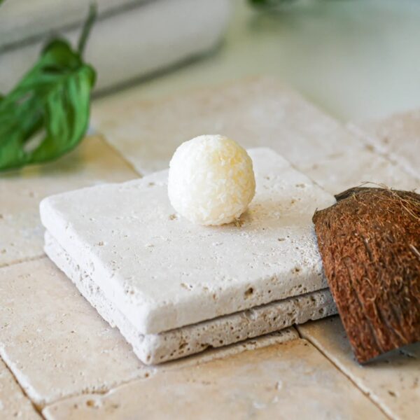 Duschkonfekt, Duschpflege, Kokosduft, Körperpeeling, vegane Kosmetik, plastikfreie Kosmetik, Naturkosmetik Dusche, Duschpeeling, Duschritual, Sheabutter, Mandelöl, Coconut Cream, handgemachte Kosmetik, nachhaltige Pflege, Pflegekonfekt, Zero Waste, Made in Germany