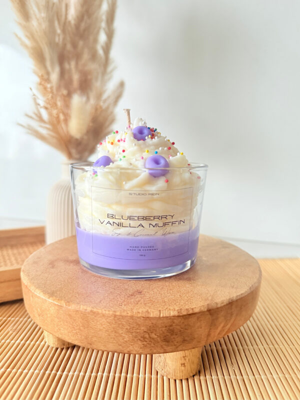 Duftkerze, Blaubeere, Vanille, Dessertkerze, Sojawachs, Geschenkidee, Valentinstag, vegane Kerze, handgegossen, Duftmuffin, Made in Germany, nachhaltige Deko