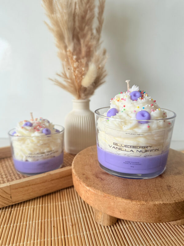 Duftkerze, Blaubeere, Vanille, Dessertkerze, Sojawachs, Geschenkidee, Valentinstag, vegane Kerze, handgegossen, Duftmuffin, Made in Germany, nachhaltige Deko
