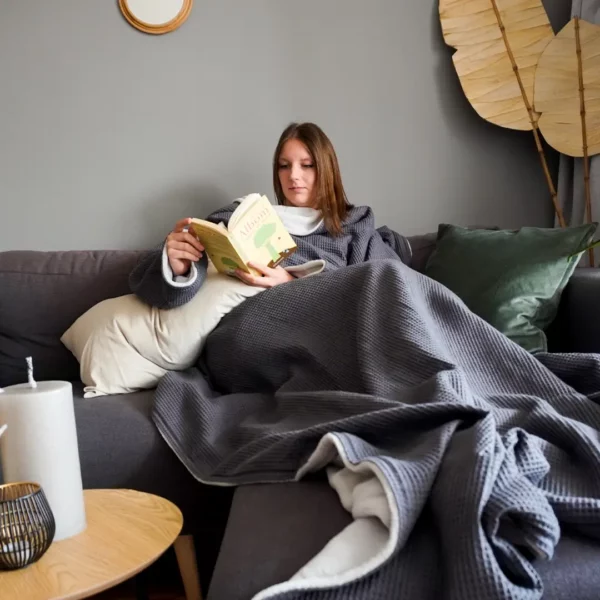Gemütliche Kuscheldecke mit Ärmeln für Sofa und Homeoffice 145 x 210