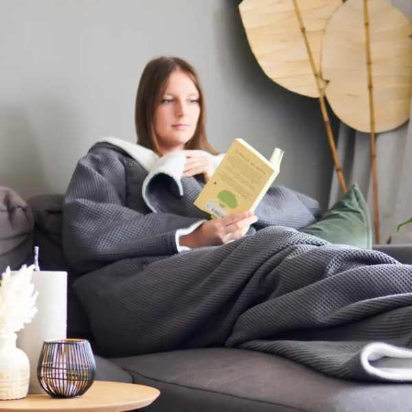 Gemütliche Kuscheldecke mit Ärmeln für Sofa und Homeoffice 145 x 210