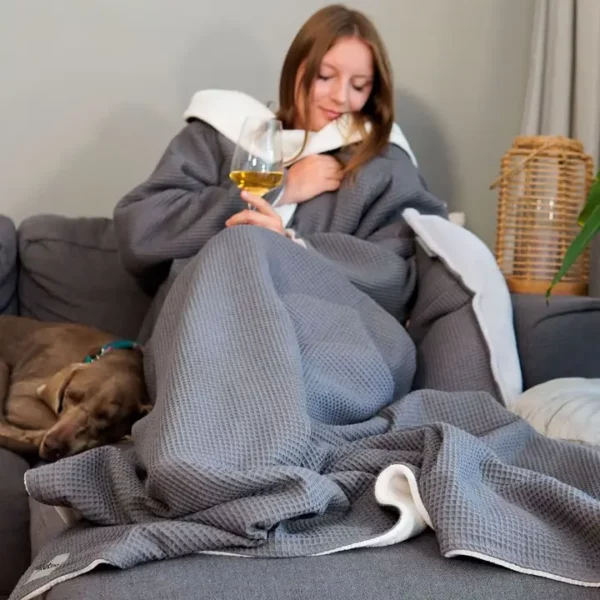 Gemütliche Kuscheldecke mit Ärmeln für Sofa und Homeoffice 145 x 210