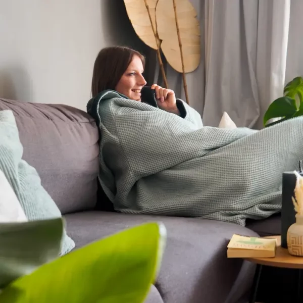 Gemütliche Kuscheldecke mit Ärmeln für Sofa und Homeoffice 145 x 210